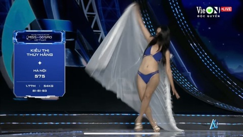 Chung kết Miss Cosmo Vietnam: Hương Giang vướng cài tóc, thí sinh té sấp mặt diễn bikini- Ảnh 6. Cú trượt té trời giáng khiến người xem thót tim
