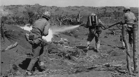 Lính Mỹ phun lửa vào đường hầm lính Nhật trên đảo Iwo Jima năm 1945 - Ảnh: Bộ Tư lệnh Di sản và lịch sử hải quân Mỹ Lính Mỹ phun lửa vào đường hầm lính Nhật trên đảo Iwo Jima năm 1945 - Ảnh: Bộ Tư lệnh Di sản và lịch sử hải quân Mỹ