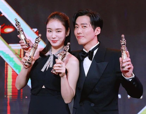 Nam Goong Min và Người yêu dấu phá kỷ lục 'ẵm' 9 giải thưởng- Ảnh 1. Nam Goong Min và Ahn Eun Jin khoe giải thưởng khủng tại MBC Drama Awards