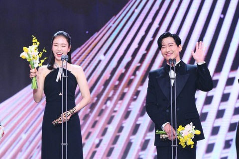 Nam Goong Min và Người yêu dấu phá kỷ lục 'ẵm' 9 giải thưởng- Ảnh 3. Tài tử 45 tuổi và bạn diễn kém 13 tuổi Ahn Eun Jin nhận giải Best Couple
