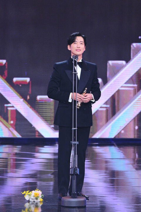 Nam Goong Min và Người yêu dấu phá kỷ lục 'ẵm' 9 giải thưởng- Ảnh 2. Sau 24 năm, Nam Goong Min có giải Daesang bảo chứng cho thực lực diễn xuất