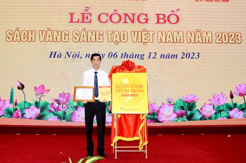 Sách vàng Sáng tạo Việt Nam năm 2023 đã vinh danh công trình nghiên cứu trồng nấm vân chi đỏ - Ảnh: NVCC Sách vàng Sáng tạo Việt Nam năm 2023 đã vinh danh công trình nghiên cứu trồng nấm vân chi đỏ - Ảnh: NVCC