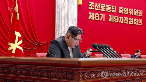 Ông Kim nói dân Triều Tiên và Hàn Quốc không là đồng bào, Seoul đáp trả gay gắt- Ảnh 1. Ông Kim Jong Un tại hội nghị toàn thể của Ban Chấp hành Trung ương Đảng Lao động Triều Tiên - Ảnh: YONHAP