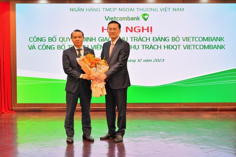 Vietcombank công bố nhân sự cấp cao HĐQT- Ảnh 3. Ông Phạm Quang Dũng - Bí thư Đảng ủy, Chủ tịch HĐQT Vietcombank (bên phải) - tặng hoa chúc mừng ông Đỗ Việt Hùng - Ảnh: VCB