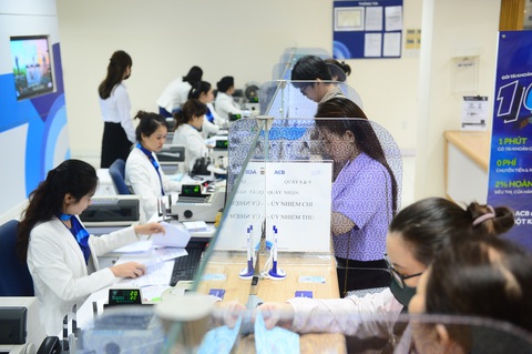 Có ngân hàng bất ngờ 'ngược dòng' tăng, cuộc đua hạ lãi suất về đích thế nào?- Ảnh 1. Lãi suất huy động dự báo sẽ đi ngang ở vùng thấp năm 2024 - Ảnh: QUANG ĐỊNH