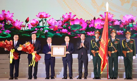 Chủ tịch nước Võ Văn Thưởng trao Huân chương Lao động hạng nhất cho Cần Thơ- Ảnh 3. Chủ tịch nước Võ Văn Thưởng tặng Huân chương Lao động hạng nhất cho Đảng bộ, chính quyền và nhân dân thành phố Cần Thơ - Ảnh: CHÍ QUỐC