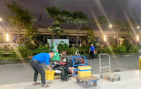 Đoàn thanh niên bến xe túc trực hỗ trợ hành khách đẩy hành lý, hàng hóa tối 29-12 - Ảnh: Q.V. Đoàn thanh niên bến xe túc trực hỗ trợ hành khách đẩy hành lý, hàng hóa tối 29-12 - Ảnh: Q.V.