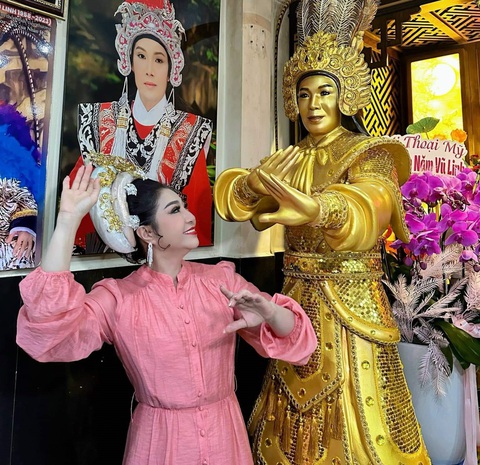 Trước thềm năm mới, Thoại Mỹ đăng hình nhớ người anh Vũ Linh - Ảnh: NVCC Trước thềm năm mới, Thoại Mỹ đăng hình nhớ người anh Vũ Linh - Ảnh: NVCC