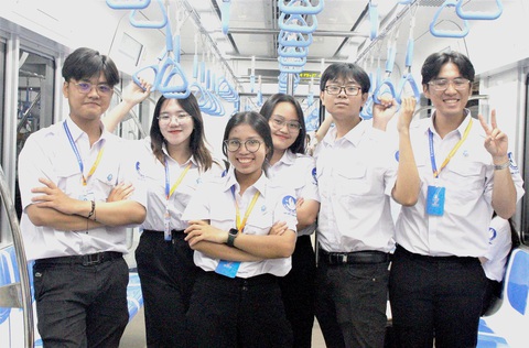 Các bạn sinh viên TP.HCM tham quan, trải nghiệm chạy thử tuyến metro Bến Thành - Suối Tiên - Ảnh: C.TRIỆU Các bạn sinh viên TP.HCM tham quan, trải nghiệm chạy thử tuyến metro Bến Thành - Suối Tiên - Ảnh: C.TRIỆU