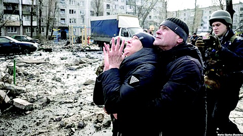 Chiến sự ở Ukraine mang lại nhiều đau thương cho dân thường - Ảnh: REUTERS Chiến sự ở Ukraine mang lại nhiều đau thương cho dân thường - Ảnh: REUTERS
