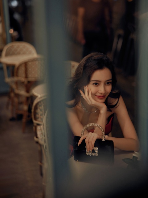 Về mảng thời trang, Angelababy là con cưng của nhiều tạp chí danh giá hay nhãn hàng lớn của thế giới Về mảng thời trang, Angelababy là con cưng của nhiều tạp chí danh giá hay nhãn hàng lớn của thế giới