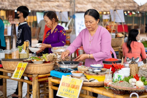 Từ 20h đêm nay phố cổ Hội An sẽ tràn ngập sắc màu đếm ngược chào năm mới- Ảnh 2. Lễ hội ẩm thực xứ Quảng đang diễn ra tại phố đi bộ Hội An - Ảnh: S.C.