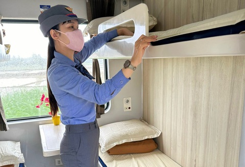 Tiếp viên Lê Thanh Huệ - người phát hiện và trả lại chiếc ví có chứa hơn 60 triệu đồng bị khách bỏ quên trên tàu SE4 - Ảnh: Tàu SE4 cung cấp Tiếp viên Lê Thanh Huệ - người phát hiện và trả lại chiếc ví có chứa hơn 60 triệu đồng bị khách bỏ quên trên tàu SE4 - Ảnh: Tàu SE4 cung cấp