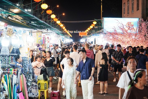 Chen nhau chật kín bãi biển Nha Trang đón năm mới 2024- Ảnh 3. Tuyến phố đi bộ tại Nha Trang tối 31-12 chật kín khách
