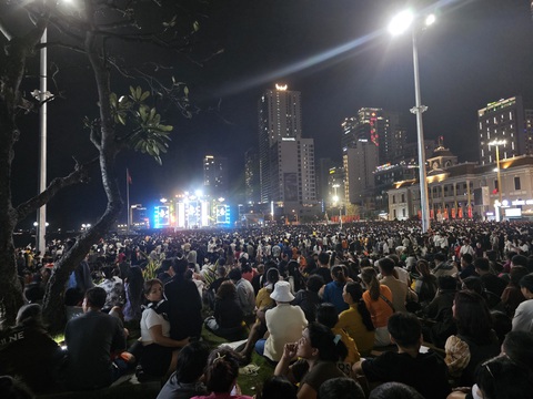 Chen nhau chật kín bãi biển Nha Trang đón năm mới 2024- Ảnh 4. Người dân và du khách đổ về quảng trường 2-4 nơi diễn ra chương trình âm nhạc và bắn pháo hoa chào năm mới