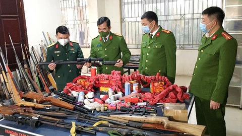 Bộ Công an đề xuất quy định dao có tính sát thương cao là vũ khí- Ảnh 1. Công an thu hồi súng tự chế, vũ khí, vật liệu nổ - Ảnh: Công an cung cấp