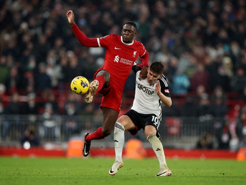 Liverpool thắng nghẹt thở Fulham trong trận cầu có 7 bàn thắng- Ảnh 2. Liverpool thi đấu với tinh thần mạnh mẽ trước Fulham - Ảnh: REUTERS