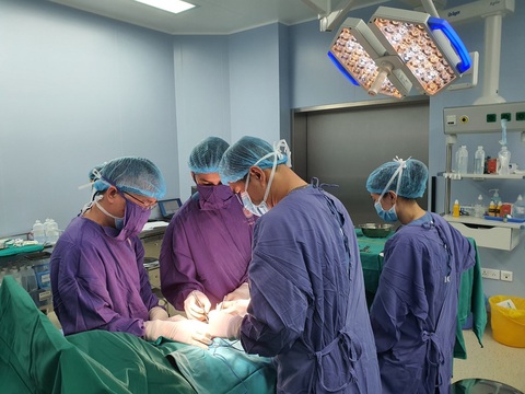 Các bác sĩ Bệnh viện Trung ương Quân đội 108 phẫu thuật cho bệnh nhân - Ảnh: BVCC Các bác sĩ Bệnh viện Trung ương Quân đội 108 phẫu thuật cho bệnh nhân - Ảnh: BVCC