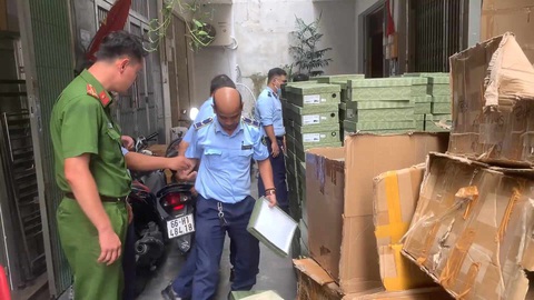 Phát hiện lượng 'khủng' mỹ phẩm, thực phẩm nghi nhập lậu trong 2 căn nhà- Ảnh 1. Lượng lớn hàng hóa nghi nhập lậu bị lực lượng chức năng phát hiện - Ảnh: QLTT