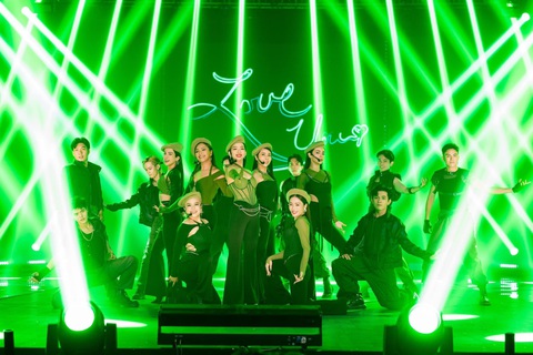 Hội 'phụ huynh' xúc động với câu chuyện của Lưu Hương Giang và con gái- Ảnh 6. Nhóm của Lưu Hương Giang gây ấn tượng với tiết mục 'Gửi anh xa nhớ - Người ơi người ở đừng về'.