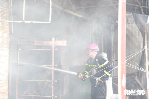 Cảnh sát phòng cháy chữa cháy có mặt để khống chế hoàn toàn đám cháy - Ảnh: TRUNG TÂN Cảnh sát phòng cháy chữa cháy có mặt khống chế hoàn toàn đám cháy - Ảnh: TRUNG TÂN