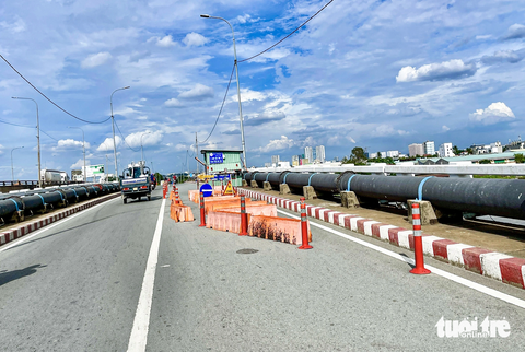 TP.HCM nâng tĩnh không cầu Bình Triệu 1 và Bình Phước 1- Ảnh 1. Cơ quan chức năng rào chắn để sửa chữa, nâng tĩnh không cầu Bình Phước 1 (hướng quận 12 đi TP Thủ Đức) - Ảnh: CHÂU TUẤN