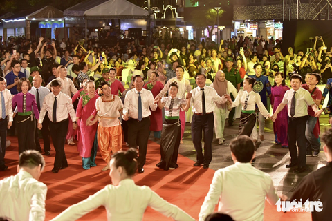 Ông Phan Văn Mãi cùng các địa biểu và nghệ sĩ múa xòe vòng - Ảnh: T.T.D. Ông Phan Văn Mãi cùng các đại biểu và nghệ sĩ múa xòe - Ảnh: T.T.D.