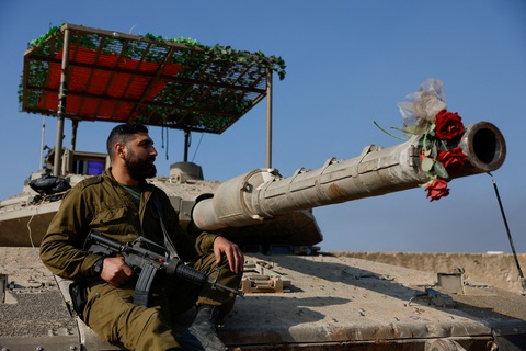 Binh sĩ Israel ngồi trên chiếc xe tăng được trang trí bằng hoa giả, sau khi lệnh ngừng bắn tạm thời giữa Israel và Hamas hết hạn, ngày 1-12 - Ảnh: REUTERS Binh sĩ Israel ngồi trên chiếc xe tăng được trang trí bằng hoa giả, sau khi lệnh ngừng bắn tạm thời giữa Israel và Hamas hết hạn, ngày 1-12 - Ảnh: REUTERS