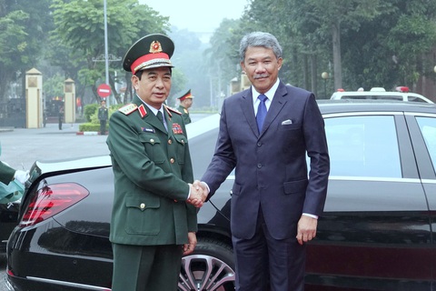 Bộ trưởng Bộ Quốc phòng Malaysia thăm Việt Nam- Ảnh 1. Đại tướng Phan Văn Giang - bộ trưởng Bộ Quốc phòng Việt Nam - đón ông Dato' Seri Utama Haji Mohamad Bin Haji Hasan - bộ trưởng Bộ Quốc phòng Malaysia - Ảnh: THỤY DU