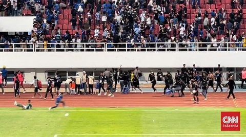 CĐV Indonesia đánh nhau, quan chức cấp cao phải khâu 8 mũi- Ảnh 1. CĐV lao vào đánh nhau khiến không khí trở nên hoảng loạn - Ảnh: CNN Indonesia