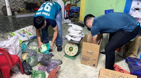 Xây dựng cả hầm bí mật sau nhà sản xuất pháo hoa giàn phun 36 ống- Ảnh 2. Các nguyên liệu để sản xuất pháo của Hoàng Xuân Thành mà Công an huyện Nông Cống vừa bắt giữ - Ảnh Công an tỉnh Thanh Hóa cung cấp