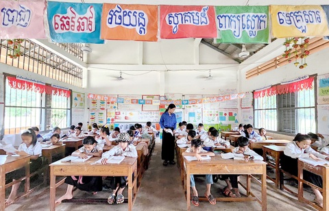 Một lớp học Trường tiểu học hữu nghị Bà Rịa Kampong Thom giữa nông trường Ou Thum, huyện Santuk, tỉnh Kampong Thom, do Công ty CPCS Bà Rịa - Kampong Thom xây dựng - Ảnh: SƠN LÂM Một lớp học Trường tiểu học hữu nghị Bà Rịa Kampong Thom giữa nông trường Ou Thum, huyện Santuk, tỉnh Kampong Thom, do Công ty CPCS Bà Rịa - Kampong Thom xây dựng - Ảnh: SƠN LÂM