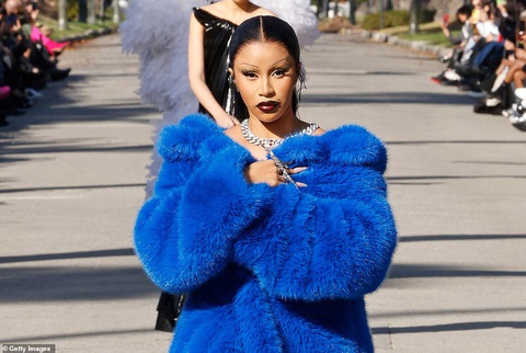 Cười bò khi Cardi B đang catwalk bỗng rẽ ngang, rời sàn runway- Ảnh 2. Nhiều fan hâm mộ phấn khích trước hành động kỳ quặc của Cardi B mà chẳng màng tìm hiểu nguyên nhân phía sau