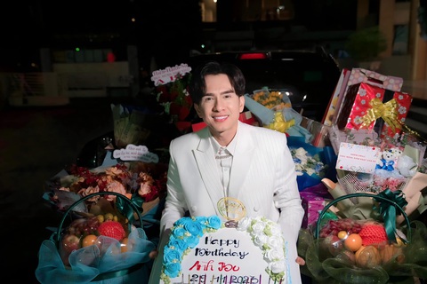 Ngoại hình tuổi 47 trẻ trung đáng ngạc nhiên của Đan Trường- Ảnh 1. Đan Trường tổ chức tiệc sinh nhật đón tuổi mới bên gia đình và người hâm mộ