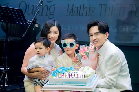 Ngoại hình tuổi 47 trẻ trung đáng ngạc nhiên của Đan Trường- Ảnh 6. Đan Trường cùng con trai Mathis Thiên Từ và vợ cũ Thủy Tiên trong tiệc sinh nhật