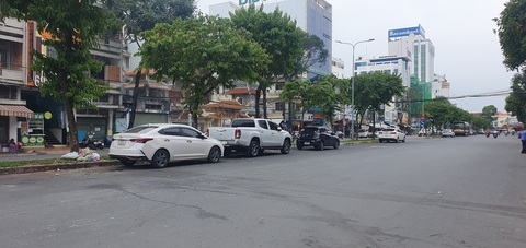 Tài xế 'tố Khu vực đậu xe ô tô có thu phí trên đường Nguyễn Thái Học, phường Tân An, quận Ninh Kiều, thành phố Cần Thơ - Ảnh: LÊ DÂN