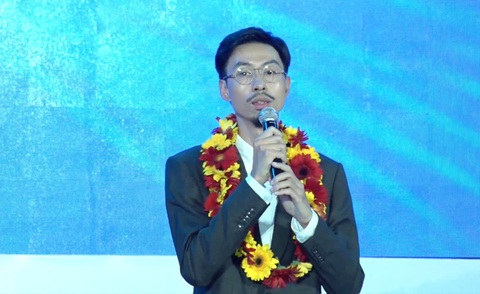 Được vinh danh Tình nguyện quốc gia, Đen Vâu tiết lộ lý do làm từ thiện gây xúc động- Ảnh 2. Đen Vâu cho biết là người viết nhạc nên nhờ mọi xem, nghe để tạo ra quỹ nhỏ giúp các em nhỏ có bữa ăn