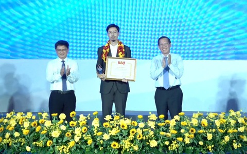 Được vinh danh Tình nguyện quốc gia, Đen Vâu tiết lộ lý do làm từ thiện gây xúc động- Ảnh 3. Đen Vâu nhận bằng khen và kỷ niệm chương Cá nhân tiêu biểu làm tình nguyện