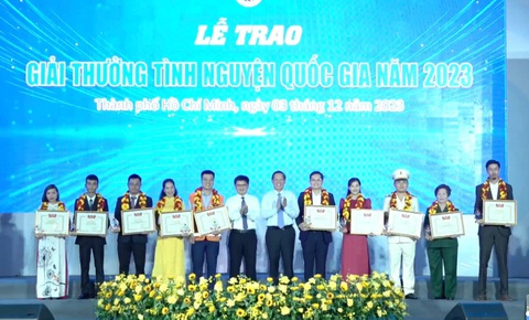 Được vinh danh Tình nguyện quốc gia, Đen Vâu tiết lộ lý do làm từ thiện gây xúc động- Ảnh 4. Đen Vâu (ngoài cùng bên phải) chụp ảnh lưu niệm khi nhận giải thưởng