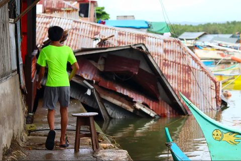 Tin tức thế giới 4-12: Israel tấn công rộng khắp Gaza; Philippines lại hứng động đất lớn- Ảnh 3. Một ngôi nhà bị hư hại do động đất ở thị trấn Hinatuan, tỉnh Surigao del Sur, miền nam Philippines trong ảnh chụp hôm 3-12 - Ảnh chụp màn hình Al Jazeera/AP