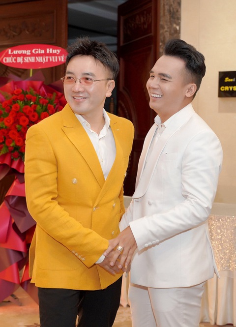 Dương Hoàng Phúc nói về vai trò của Ngọc Sơn, Dương Ngọc Thái trong sự nghiệp ca hát- Ảnh 2. Dương Ngọc Thái đến ủng hộ học trò duy nhất ra mắt sản phẩm mới