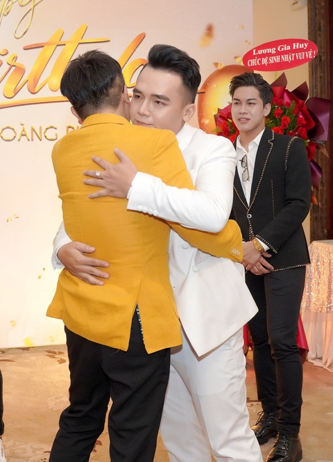 Dương Hoàng Phúc nói về vai trò của Ngọc Sơn, Dương Ngọc Thái trong sự nghiệp ca hát- Ảnh 3. Dương Hoàng Phúc xúc động ôm chặt để bày tỏ sự biết ơn Dương Ngọc Thái ủng hộ mình