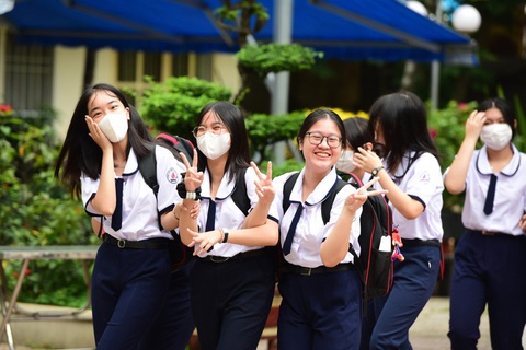 Hành trình hạnh phúc của dân tộc- Ảnh 1. Chấn hưng văn hóa, cải cách giáo dục, nâng cao chất lượng cuộc sống, mục tiêu 2045 sẽ trở thành một hành trình hạnh phúc, vinh quang của cả dân tộc. Trong ảnh, học sinh Trường THPT Nguyễn Thượng Hiền (quận Tân Bình) vui vẻ trong ngày tựu trường - Ảnh: DUYÊN PHAN
