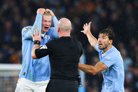 Haaland nổi nóng, quát tháo với trọng tài và cầu thủ Tottenham- Ảnh 1. Erling Haaland tỏ ra vô cùng tức giận với trọng tài Simon Hooper - Ảnh: GETTY
