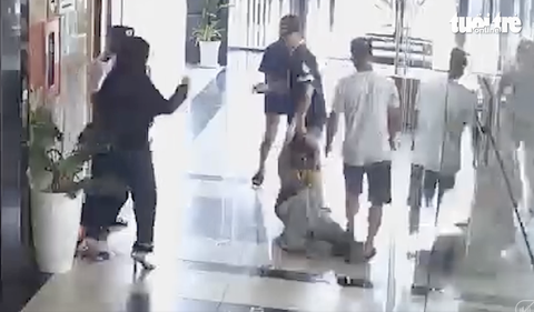 Nữ sinh viên Q. cùng một người đàn ông hành hung người khác ngay tại sảnh chung cư ở quận Bình Thạnh, TP.HCM - Ảnh chụp màn hình
