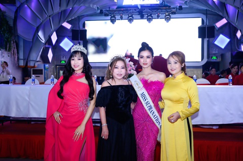 Hoa hậu Siêu quốc gia Mutya Datul lại đến Việt Nam 'tìm' hoa hậu- Ảnh 3. Mỹ nhân Philippines cũng hướng dẫn kỹ năng trình diễn cho các thí sinh