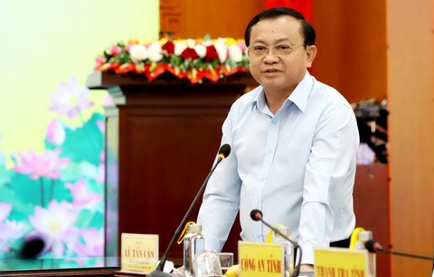 Ông Lê Tấn Cận, phó chủ tịch thường trực UBND tỉnh Bạc Liêu vừa được Thủ tướng bổ nhiệm làm thứ trưởng Bộ Tài chính - Ảnh: CHÍ QUỐC Ông Lê Tấn Cận, phó chủ tịch thường trực UBND tỉnh Bạc Liêu, vừa được Thủ tướng bổ nhiệm làm thứ trưởng Bộ Tài chính - Ảnh: CHÍ QUỐC