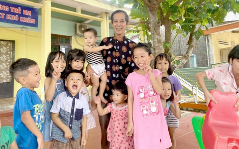Lũ trẻ vây quanh người cha không cùng máu mủ của mình là ông Huỳnh Tấn Hùng - Ảnh: B.D. Lũ trẻ vây quanh người cha không cùng máu mủ của mình là ông Huỳnh Tấn Hùng - Ảnh: B.D.