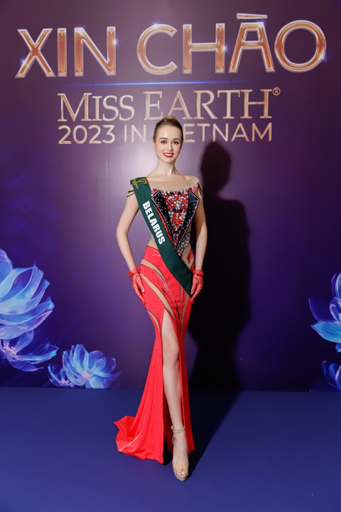Trương Ngọc Ánh 'bao' cả nhà hát mời thí sinh Miss Earth xem À ố show- Ảnh 10. Đại diện Belarus