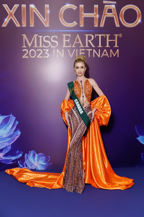 Trương Ngọc Ánh 'bao' cả nhà hát mời thí sinh Miss Earth xem À ố show- Ảnh 11. Đại diện Canada